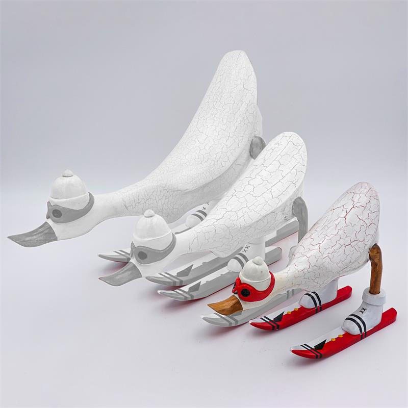 Ente »Dominik« - klein nach vorn gebeugt weiß mit Ski