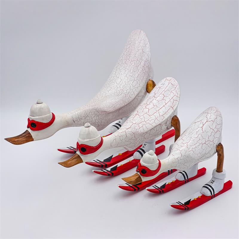 Ente »Dominik« - klein nach vorn gebeugt weiß mit Ski