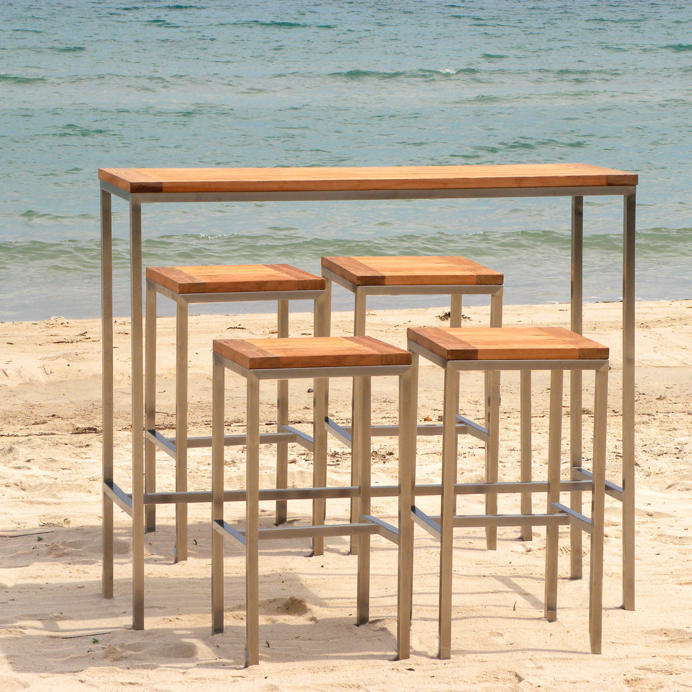 Ensemble de bar Florence 4-0 composé d'une table de bar Florence et de 4 tabourets de bar Florence en teck avec structure en acier inoxydable