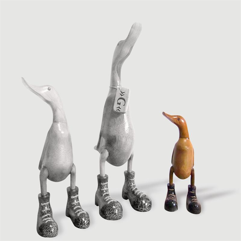 Ente »Gina« - klein braun aufrecht mit schwarz marmorierten Schuhen