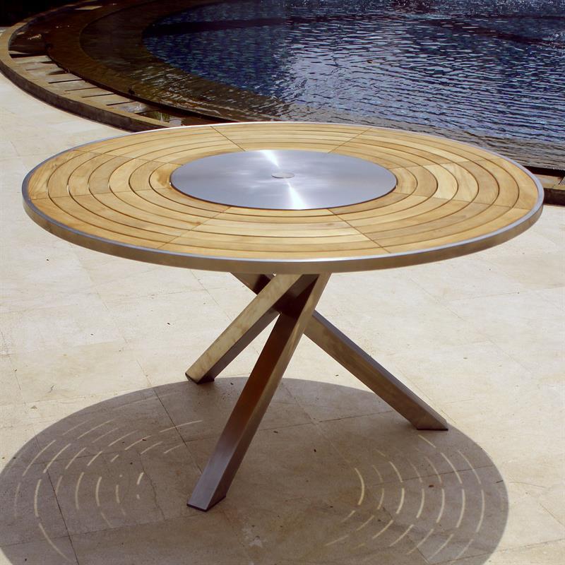 Table Signature ronde 137 cm en teck avec plateau rotatif en acier inoxydable