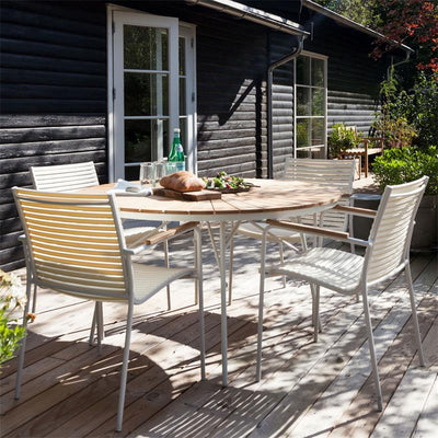 Table Ellen ronde 130 cm en aluminium blanc thermolaqué avec plateau en teck