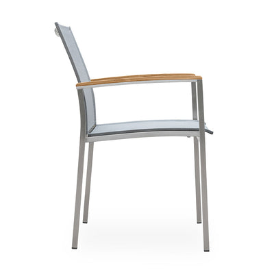 Chaise empilable Alzette Eco en acier inoxydable avec Batyline et accoudoirs en teck