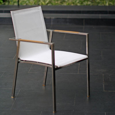 Ensemble de table à rallonge frontale Alzette 230 composé d'une table à rallonge frontale Florence 230/160 x 100 en teck avec structure en acier inoxydable et de chaises empilables Alzette en acier inoxydable avec revêtement Batyline