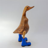 Canard »Klaas« brun moyen dressé avec des chaussures bleues