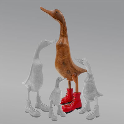 Canard géant « Claudine » beige-brun dressé avec des chaussures rouges