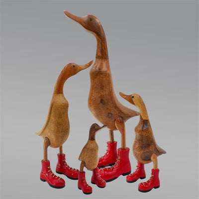 Canard géant « Claudine » beige-brun dressé avec des chaussures rouges