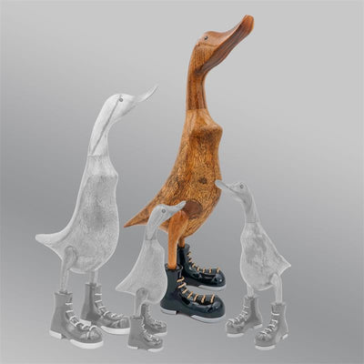 Canard géant « Wolfram » beige-brun dressé avec des chaussures noires/argentées