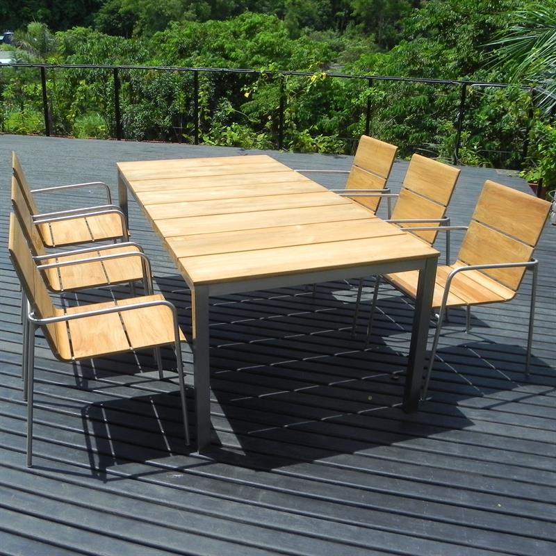 Ensemble de chaises empilables Fides 200 en teck de qualité A avec structure en acier inoxydable composé d'une table à manger Fides 200 x 100 et de chaises empilables Fides en teck de qualité A avec structure en acier inoxydable