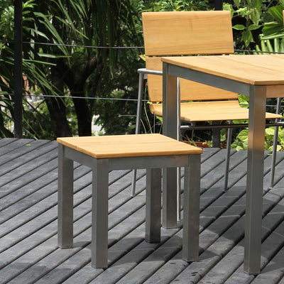 Ensemble de bancs Fides 150/2/2 composé d'une table à manger Fides 150 x 100 et de 2 bancs de jardin Fides sans dossier 130 x 45 avec 2 tabourets/tables d'appoint Fides 45 x 45 en teck avec structure en acier inoxydable