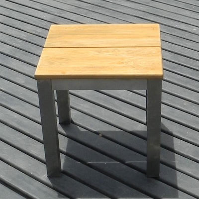 Ensemble de bancs Fides 150/2/2 composé d'une table à manger Fides 150 x 100 et de 2 bancs de jardin Fides sans dossier 130 x 45 avec 2 tabourets/tables d'appoint Fides 45 x 45 en teck avec structure en acier inoxydable