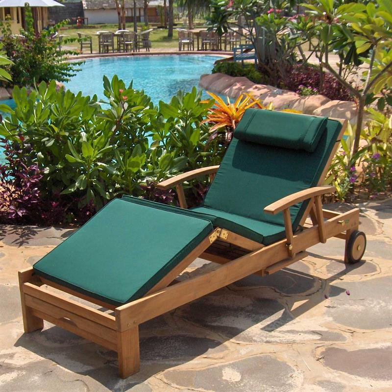 Ensemble de chaises longues Hampton Deluxe 1 composé d'une chaise longue Hampton en teck avec ferrures en laiton et d'un coussin de chaise longue en tissu Sunproof