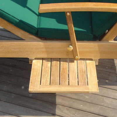 Ensemble de chaises longues Hampton Deluxe 1 composé d'une chaise longue Hampton en teck avec ferrures en laiton et d'un coussin de chaise longue en tissu Sunproof