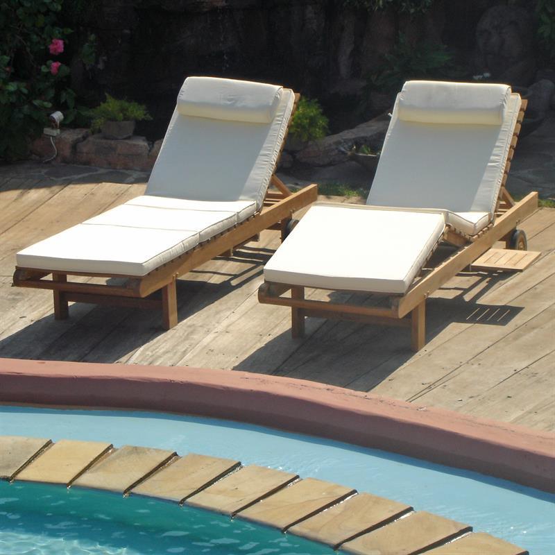 Ensemble de 2 chaises longues Florida - Teck GRADE A + ferrures en laiton composé de 2 chaises longues Florida 200 x 60 x 31 et de 2 coussins de chaise longue en Nagata