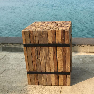 Teakpodest eckig "klein" aus Recyclingteakleisten umreift mit Eisenbändern