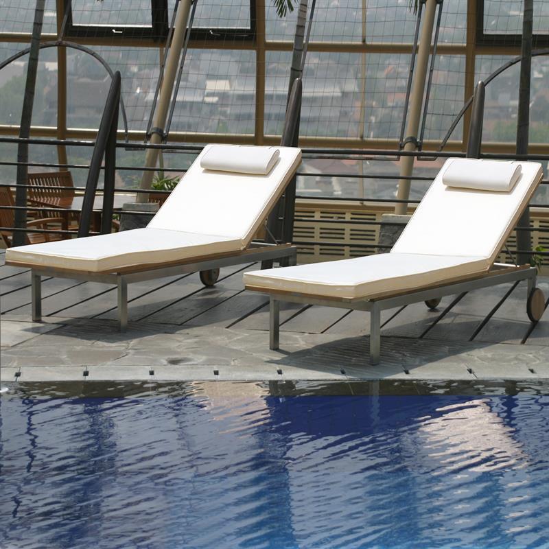 Ensemble de 2 chaises longues Moselle composé de 2 chaises longues Moselle 204,5 x 62 x 35 cm - teck certifié GRADE A + structure en acier inoxydable et 2 coussins de chaise longue en Sunproof