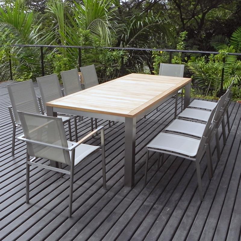 Ensemble de table à rallonge frontale Alzette 230 composé d'une table à rallonge frontale Florence 230/160 x 100 en teck avec structure en acier inoxydable et de chaises empilables Alzette en acier inoxydable avec revêtement Batyline